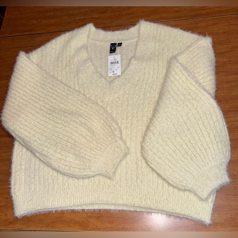 Windsor Eyelash Knit Ivory V-Neck Long Sleeve Sweater Women’s Size Medium NWT